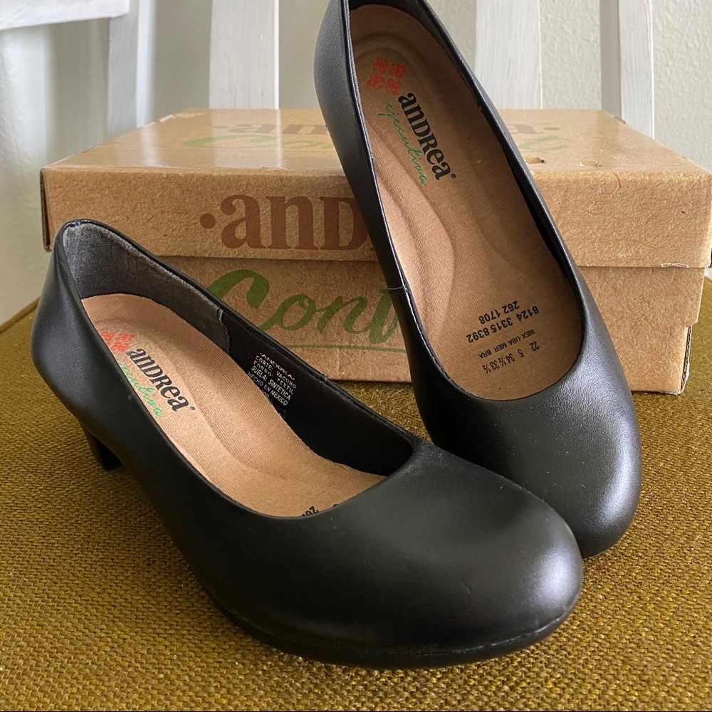 Comfortable black shoes size 5.5 (fits a size 5)